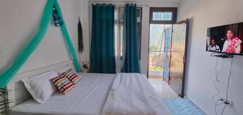 Tapovan Hostel | Ensquare Hotel - 2 Bedroom Mountain View Apartments With Kitchen, Rooftop Cafe, Live Music