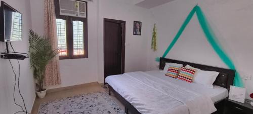 Tapovan Hostel | Ensquare Hotel - 2 Bedroom Mountain View Apartments With Kitchen, Rooftop Cafe, Live Music