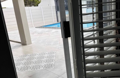 Parklands House | Entertainers delight near the beach & wine routes!