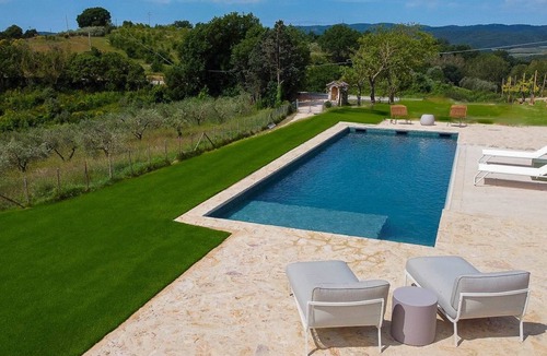 Fratta Villa | Entire villa with view of the Umbrian countryside