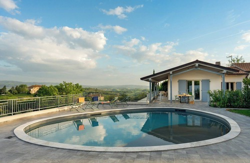Campagnatico House | Exclusive villa with panoramic pool and gym