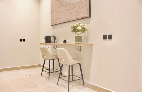 Riyadh Apartment | F1 Stylish Stay Near Airport + Gym & Pool Access