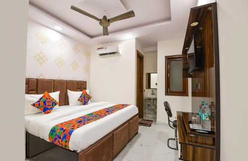 Govindpuri Hotel | FabHotel NP International - Nehru Place Market