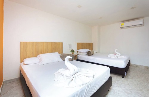 Laureles - Estadio Hotel | Family or Group Getaway in Los Colores (With Pool)