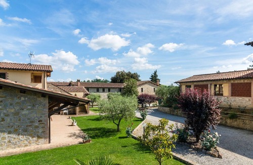 Ramazzano House | Farmhouse in Perugia with Hot Tub, Swimming Pool, Garden, BBQ