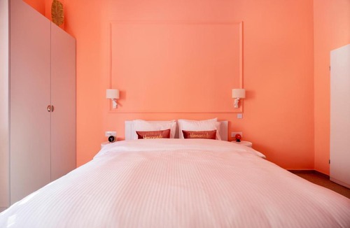 Jaffa Apartment | Glamorous Pink Pearl Studio Beach