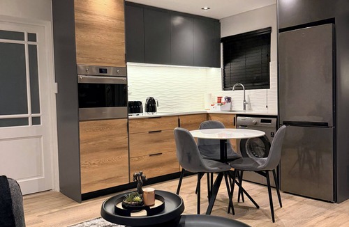 Sunset Beach Apartment | Gorgeous 2-bedroom apartment few minutes walk to the beach Cape Town