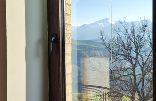 Penna San Giovanni House | GrazieSole Agriturismo mattone upstairs e downstairs