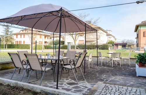 Bastia Umbra Apartment | GuestHost - Bright and very spacious apartment, which in 165 sqm accommodates 8 people with great comfort, having three bedrooms and two bathrooms. The flat is located in a villa and has access to the garden with an equipped patio and gazebo, shared with