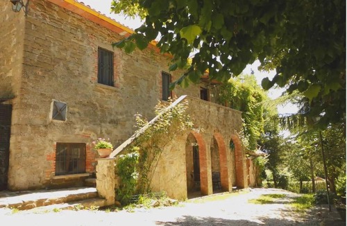 Gubbio Apartment | GuestHost - Casale Gli Angeli - Charming Villa with Garden and Parking!
