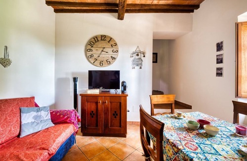 Passignano sul Trasimeno Apartment | GuestHost - Cosy flat equipped with all comforts to comfortably accommodate up to 3 people. The accommodation is located in a renovated former oil mill, which offers its guests numerous shared facilities: access to the seasonal swimming pool, green area