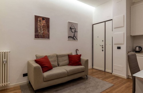 Universita Apartment | GuestHost - Cozy and comfortable 70sqm apartment, able to accommodate up to 3 people, located on the ground floor of a five-story building, less than 5 minutes' walk from the Bologna Metro station and the square of the same name.The apartment is complete
