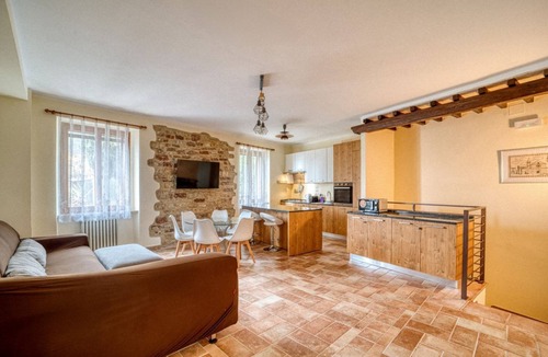 Assisi Apartment | GuestHost - Cozy apartment of 72 sqm, sleeping 6 people, on the 1st floor of a period building (NO lift and STAIRS to access) with access to the roof terrace offering a panoramic view over the city.We are located in the heart of Assisi (ZTL - Restricted