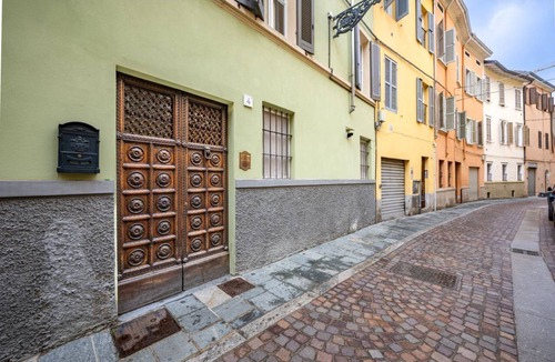 Parma City Centre Apartment | GuestHost- Elegant & Bright Flat in Parma Center