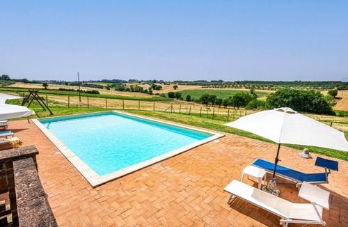 Castiglione del Lago Apartment | GuestHost - Elegant 85 sqm apartment in a renovated farmhouse in Castiglione del Lago, Umbria. Ideal for 4 people, it offers a communal pool, a reserved outdoor parking space for guests, and a private garden. Surrounded by nature, it is perfect for those