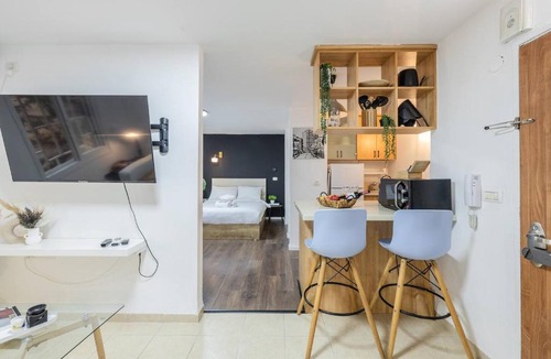 Haifa Apartment | Hantke28 Budget Apartment