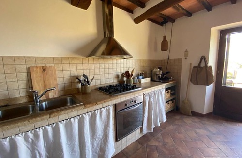 Bagni San Filippo House | Holiday Home 'Aldo' with Garden, Steps from the Thermal Springs