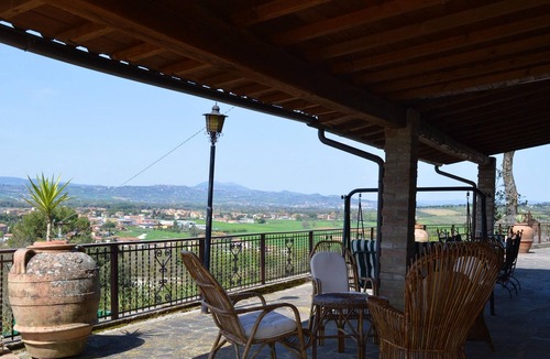 Torgiano Apartment | Homerez - Appartement for 5 ppl. with shared pool and terrace at Torgiano