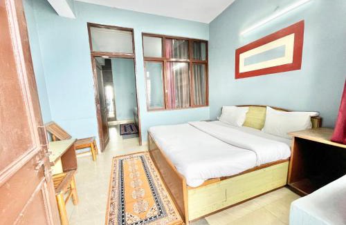The Mall Road Hotel | HOTEL NAND PALACE ! MUSSOORIE होटल नंद पैलेस હોટેલ નંદ પેલેસ ஹோட்டல் நந்த் பேலஸ் near mall road hotel-with-mountain-view Spacious-Room-with-wi-fi-and-Parking-availability, best hotel in Mussoorie
