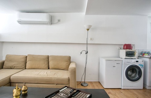 Kerem HaTeimanim Apartment | In the heart of the Market. Supreme location 200 meters from the beach. WoW!
