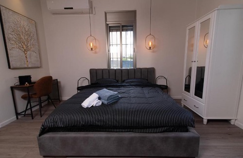 Haifa Apartment | King's bed - Stay Royal and Stylish Bahai's Garden