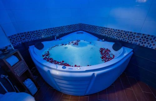 Quartier Mozart Apartment | L'étoile de Tanger - Jacuzzi - Proche plage & Corniche - Appartement Chic et Moderne - Jusqu'à 8 personnes - AC, WIFI, IPTV