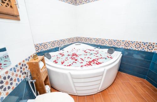Quartier Mozart Apartment | L'étoile de Tanger - Jacuzzi - Proche plage & Corniche - Appartement Chic et Moderne - Jusqu'à 8 personnes - AC, WIFI, IPTV