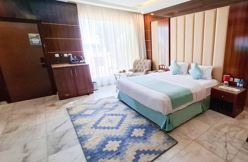 Al Khuraybah Hotel | L'azure Beach Resort