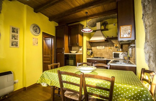 Precetto House | LE ROCCHE - Under the Castle, ZAFFIRO Apartment with SPA and Black River view