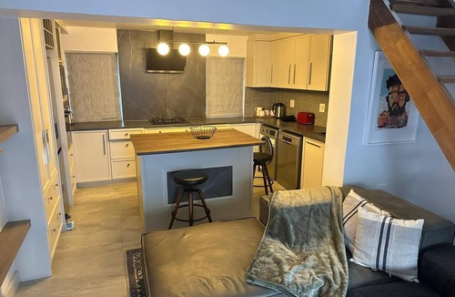 Rosebank House | Lemon House - Cozy Modern Finish and Style - Near University of Cape Town UCT