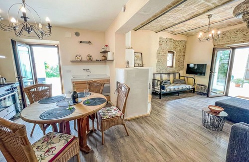 Cologna Spiaggia Villa | Lovely apartment in villa with WIFI, A/C, hot tub, pool, TV, patio, pets allowed and panoramic v.