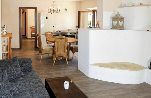 Cologna Spiaggia Villa | Lovely apartment in villa with hot tub, WIFI, A/C, pool, TV, patio, pets allowed, panoramic view