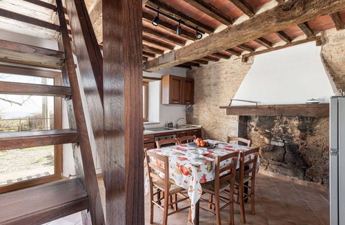 Arcidosso House | Lovely apartment in villa for 6 people with patio, pets allowed and panoramic view