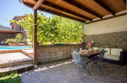 Montefiascone Villa | Lovely apartment in villa with WIFI, pool, hot tub, TV, patio, pets allowed and panoramic view