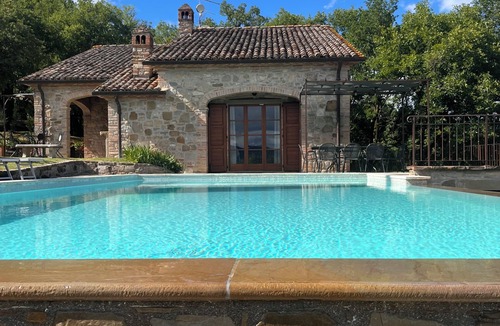 Bivio Lugnano Cottage | Lovely Traditional Stone House With Private Infinity Pool On The Tuscan Border