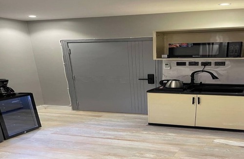 Riyadh Apartment | LP121.4H Cozy 1-bedroom studio in fantastic Riyadh with AC