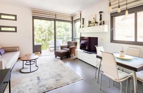 Tel Aviv Apartment | Luxury Oasis Tel Aviv Beach with Mamad