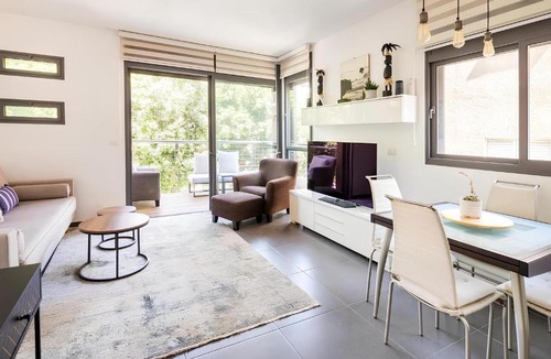 Tel Aviv Apartment | Luxury Oasis Tel Aviv Beach with Mamad