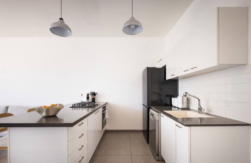 Old North Apartment | Mamad City Rail Pulse: Modern Design w Balcony