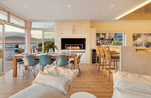 Fisherhaven House | MBIZI lagoon house - Four Bedroom House, Sleeps 8