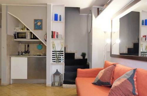 Rione V Ponte Apartment | Miró, small loft on Giulia street