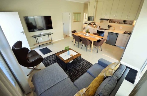 Stellenbosch House | Modern 3 Bed 3 BathR House in Gated Estate Sleeps 6