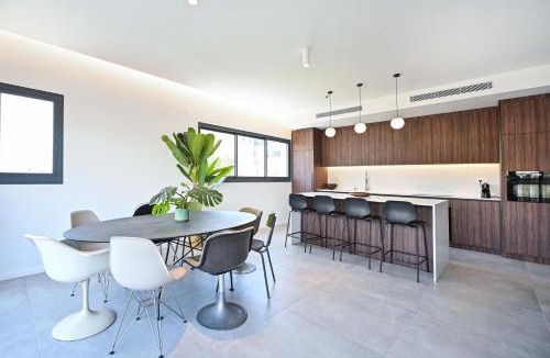 Old North Apartment | Modern 3BR retreat in the Old North by HolyGuest
