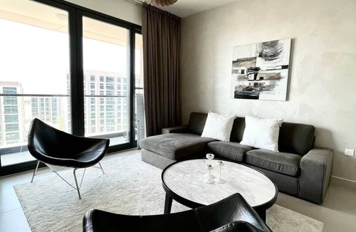 Muharraq Apartment | Modern apartment l Pool + Acess Marasi beach.