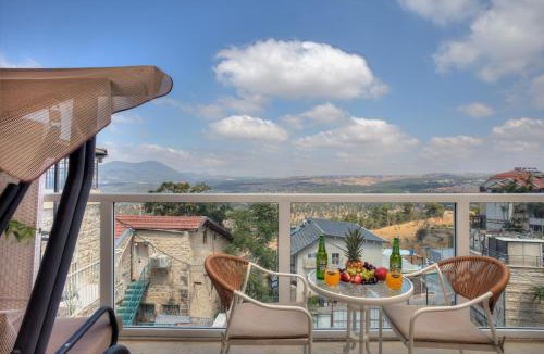 Safed Old City Apartment | Mountain Top Views with shelter room -204- נופי פסגות עם ממ"ד