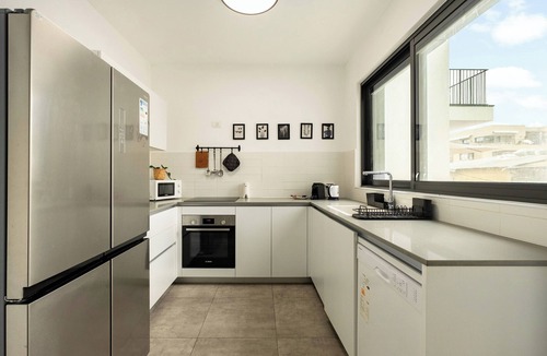 Kerem HaTeimanim Apartment | Nechmia 2BR apartment in marvelous Tel Aviv-Yafo with AC