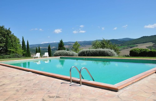 Il Poggio Apartment | Nice apartment for 6 people with pool, WIFI, TV, patio, pets allowed and panoramic view