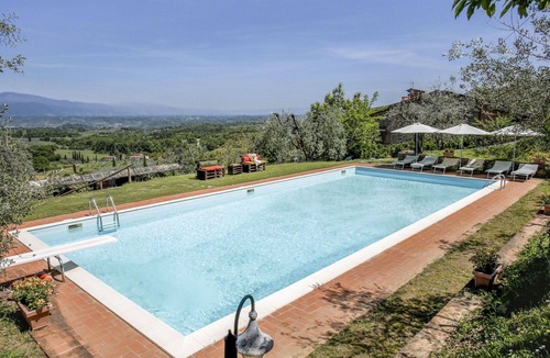 Montevarchi Villa | Nice apartment in villa for 4 guests with WIFI, pool, TV, patio and pets allowed
