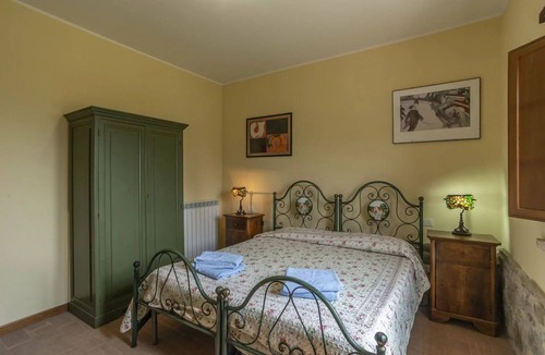 Agello Bed & Breakfast | Nice room for 4 guests with WIFI, pool, A/C, TV, veranda and pets allowed, close to Perugia