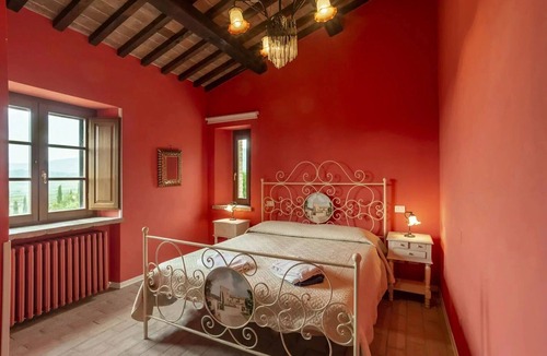 Agello Bed & Breakfast | Nice room for 6 guests with WIFI, A/C, private pool, TV, veranda and pets allowed, close to Peru.